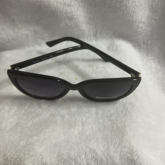 Kenneth Cole Reaction Glossy Black Sunglasses main image 4
